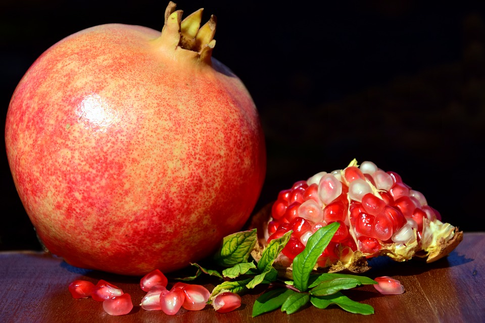 Pomegranate for glowing skin, fruits for glowing skin, fruits good for skin glow, what fruits are good for skin, which fruit is good for skin glow